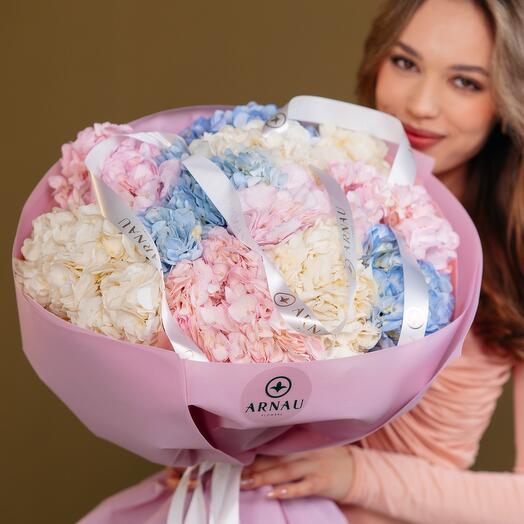 Воздушный букет из 11 гортензий