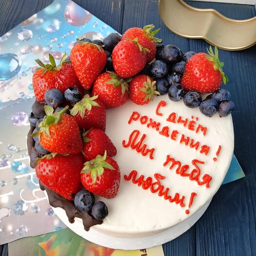 Торт на день рождения в подарок маме с клубникой