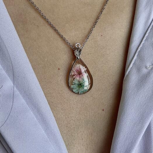 Подвеска-капля с цветами гипсофилы II