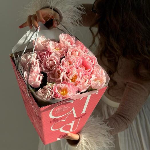 Пионовидные тюльпаны в брендированной коробке-переноске