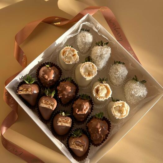 Клубника в шоколаде с Raffaello и Snickers