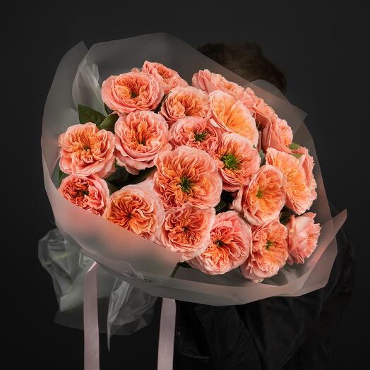 Monobucket of peony-shaped roses "Mandarin"