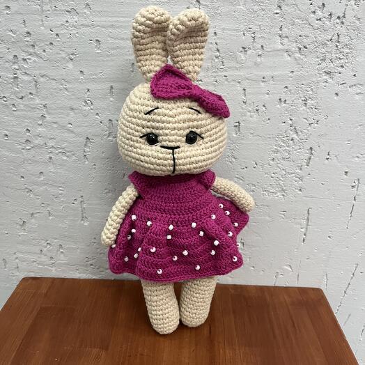Вязаная игрушка «зайка в розовом платье»