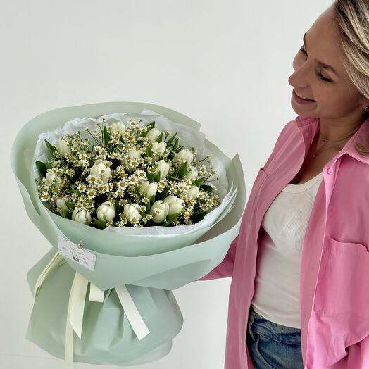 White tulips with matricaria