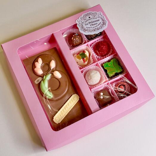 Набор конфеты ручной работы с шоколадной плиткой «8 Марта»