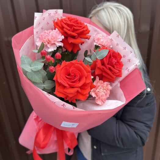 Букет с алыми розами
