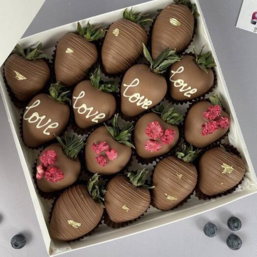 Клубника в шоколаде 16 штук «love»