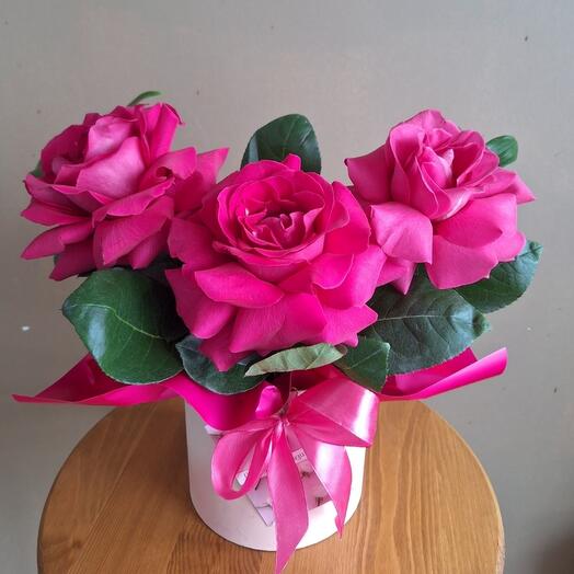 Малиновые французские розы в шялпной коробке