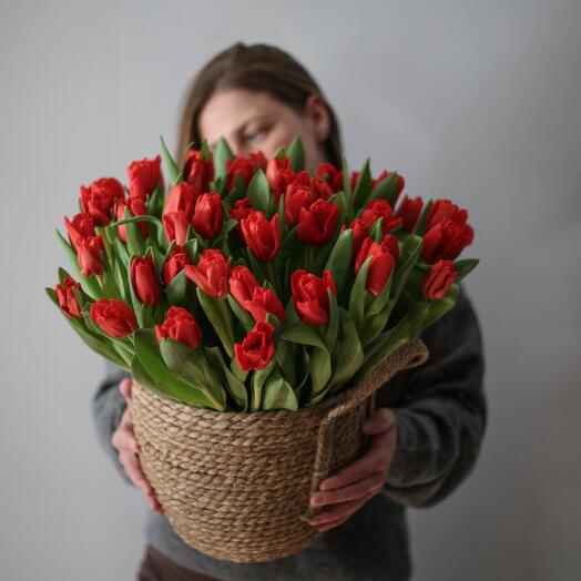 Корзина с красными тюльпанами