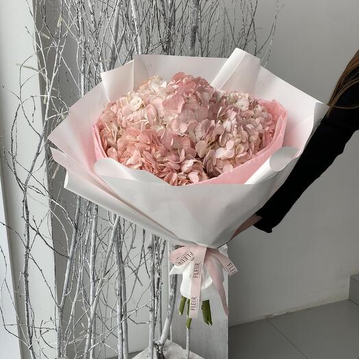 Букет с гортензией pink