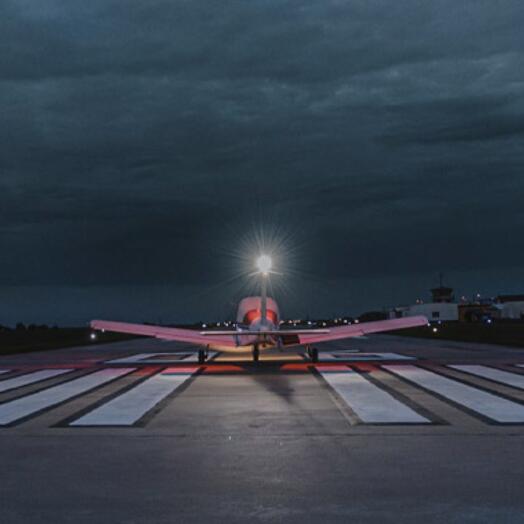Подарочный сертификат Ночной полет на самолете Piper PA-28 Cherokee для 1-3 человек (30 минут)