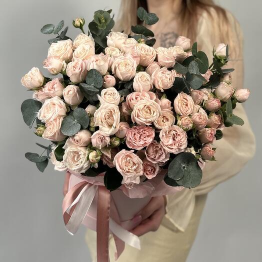Кустовые розы в коробке
