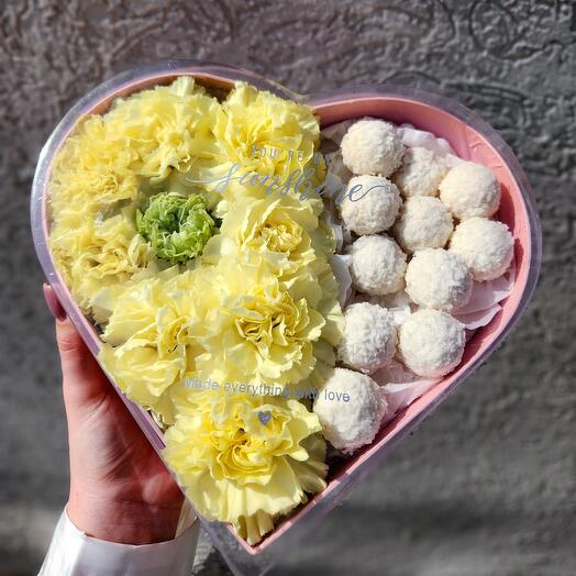 Dianthus en una Caja-corazón con Raffaello