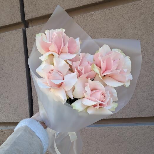 Bouquet of 5 delicate French roses in a package