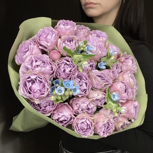 Кустовые розы и незабудки