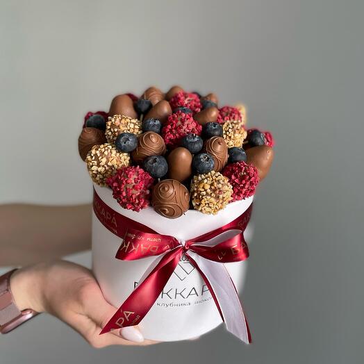 Шляпная коробка с клубникой в молочном шоколаде с голубикой