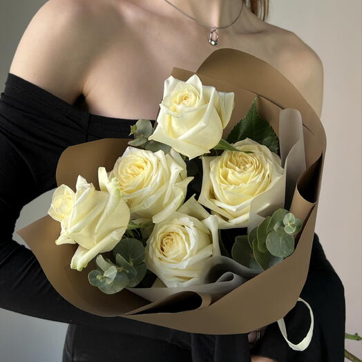 Монобукет белых ароматных роз CANDELIGHT с эвкалиптом