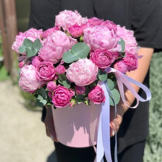 Цветы в коробке пионы и пионовидные кустовые розы🌸