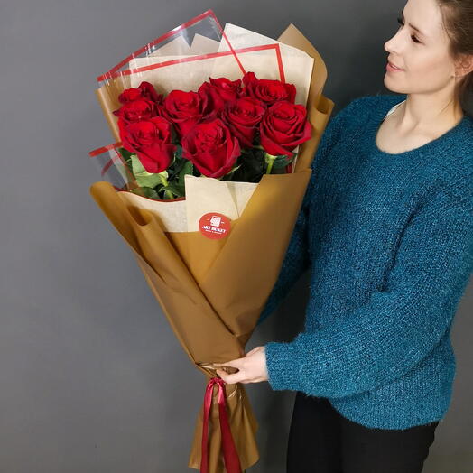 9 красных метровых роз