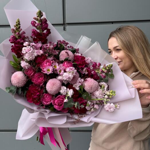 Роскошный букет  «Фуксия» с пионовидными розами, Матиоллой и момоко