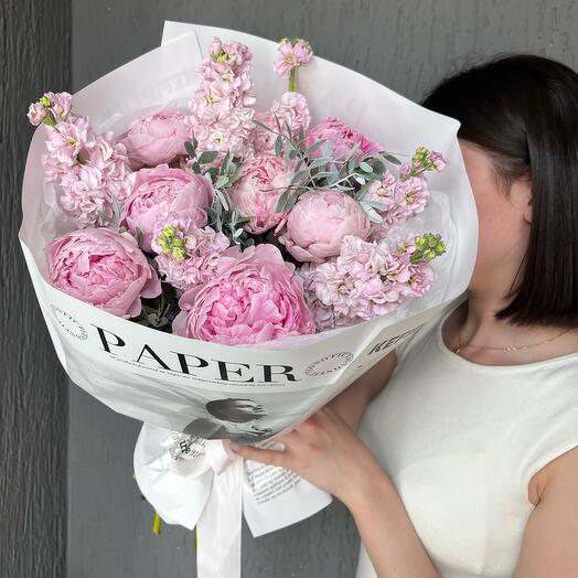 Пионы и розовая Матиолла в стильном оформлении 🌸