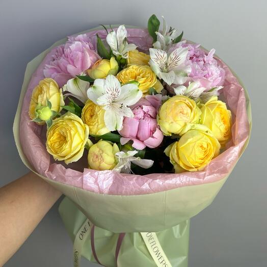 Букет с пионами , кустовыми лимонными пионовидными розами и альстромерией💜