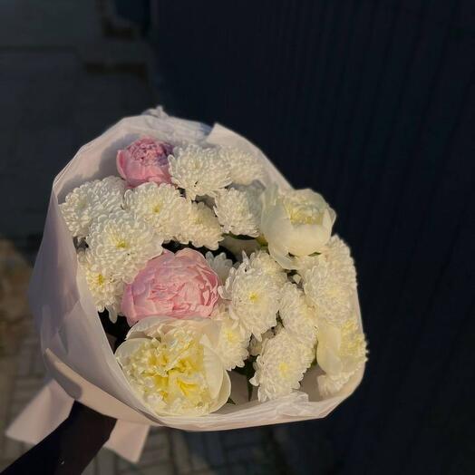 Букет из кустовых хризантем и пионов