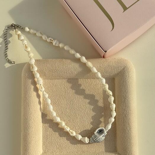 A shell choker is a ready-made gift for a girl in a pink box