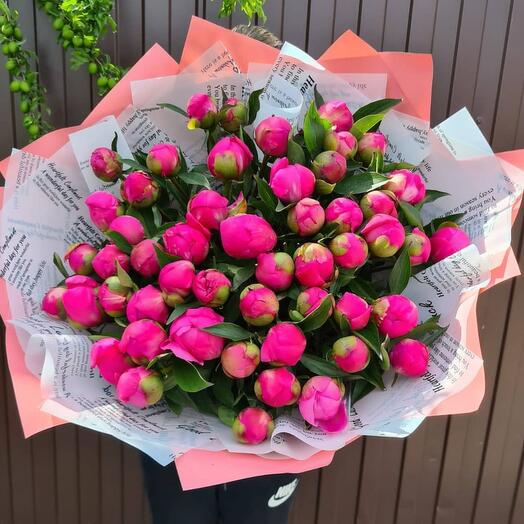 Летний яркий букет фукси пионов