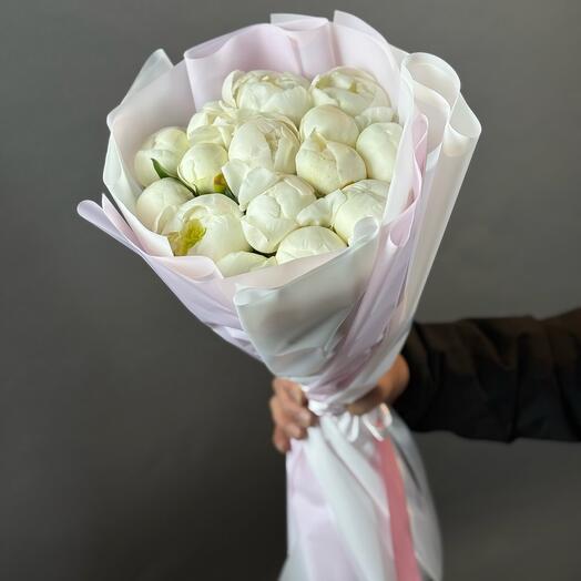 Букет из белых пионов