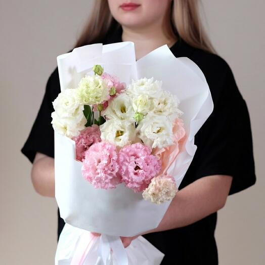 Микс из 5 розовых и белых эустом в фирменной упаковке