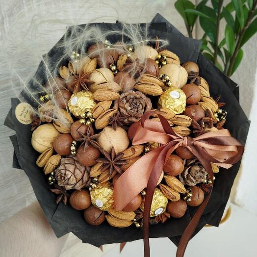 Стильный ореховый букет с конфетами Ferrero Rocher, кедровыми шишками, бантом и ковылём для мамы (М)