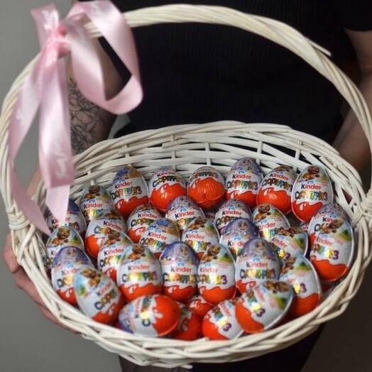Корзина из 51 киндер сюрприза