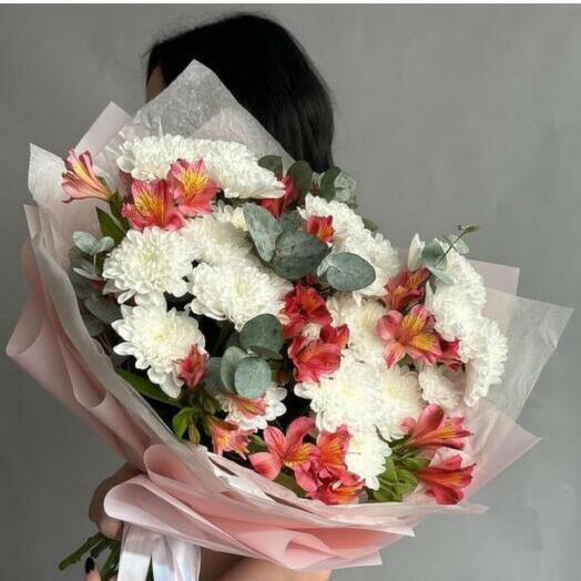 Яркий  пышный букет с хризантемой и альстромерией