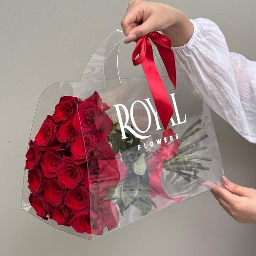 Стильная сумочка из 15 красных роз