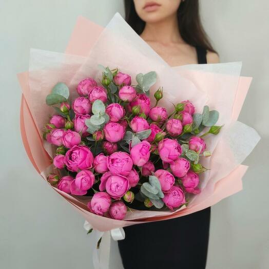 Букет из 9 веточек ароматных кустовых пионовидных роз Мисти Баблс с добавлением эвкалипта