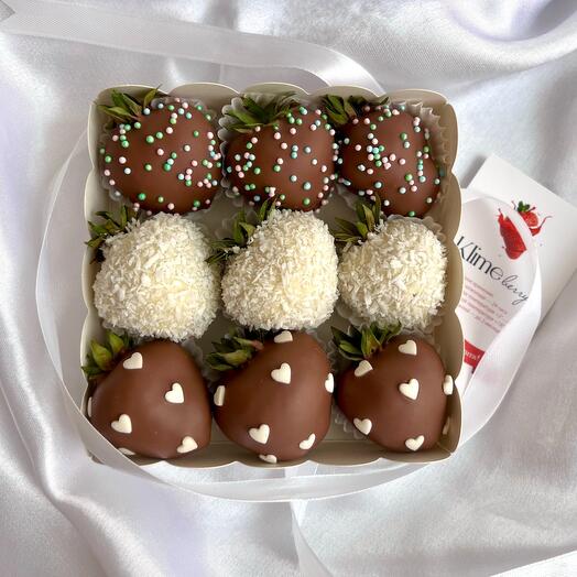 Клубника в молочном и белом шоколаде 9 ягод