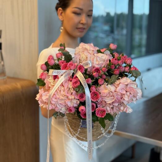 Кашпо с гортензиями