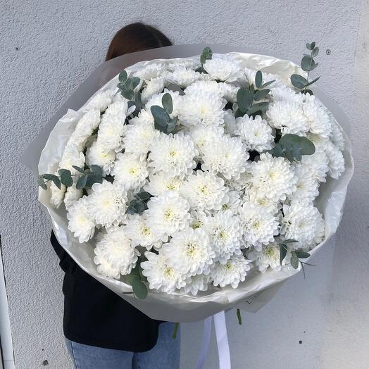 💥Стильный букет «Bloom Room» из кустовых хризантем сорта Алтай и веточек ароматного эвкалипта в оформлении 👍