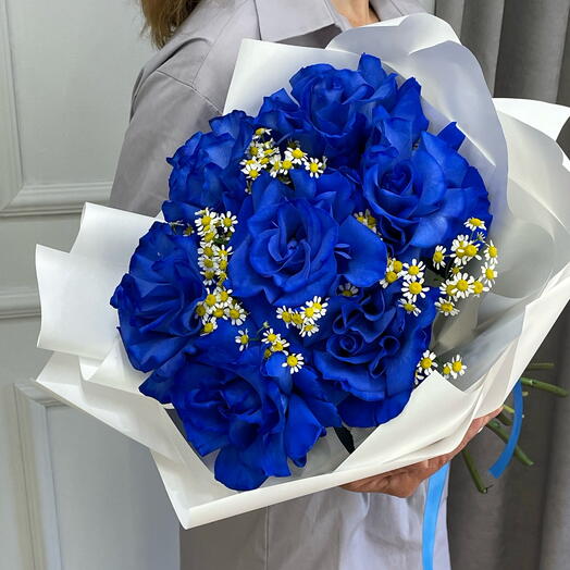 💙 Необычный букет из 7 синих кружевных французских роз с ромашками — изысканный подарок с доставкой