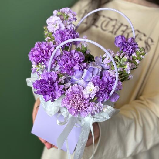 Сиреневая сумочка с лунными диантусами и лавандовой маттиолой