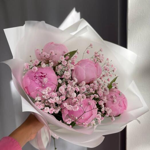 Пионы и розовая гипсофила