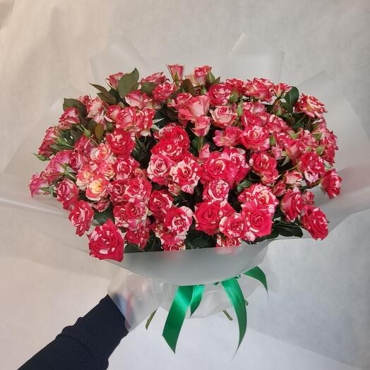 Букет из 31 кустовой розы