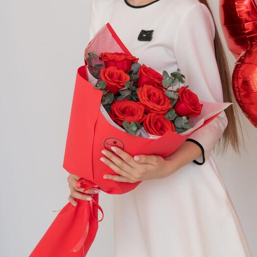 Алые розы в букете Red Paper S