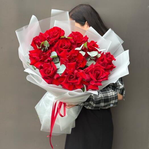 Эффектный букет из 11 красных французских роз с эвкалиптом