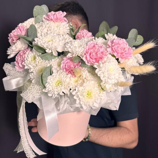 Композиция «Романтика» из кустовой хризантемы , диантусов, эвкалипта и лагуруса