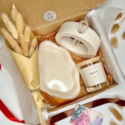 Подарочный набор   с ароматической свечей Жасмин и букетом из сухоцветов лагурус