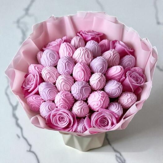 Букет 29 клубник в шоколаде с розами