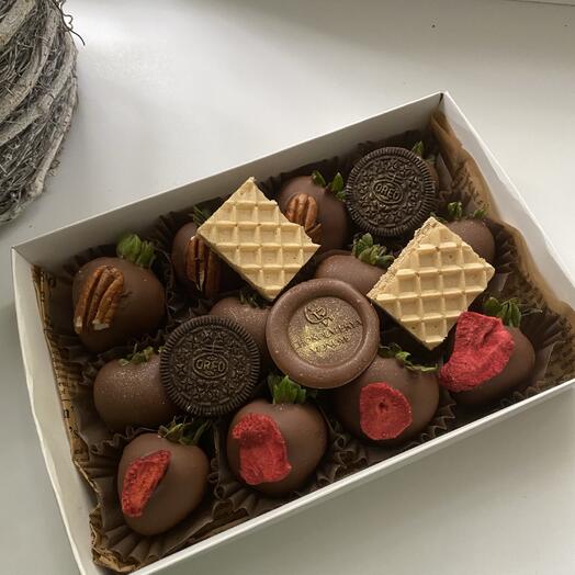 Клубника 🍓 в шоколаде 12 шт
