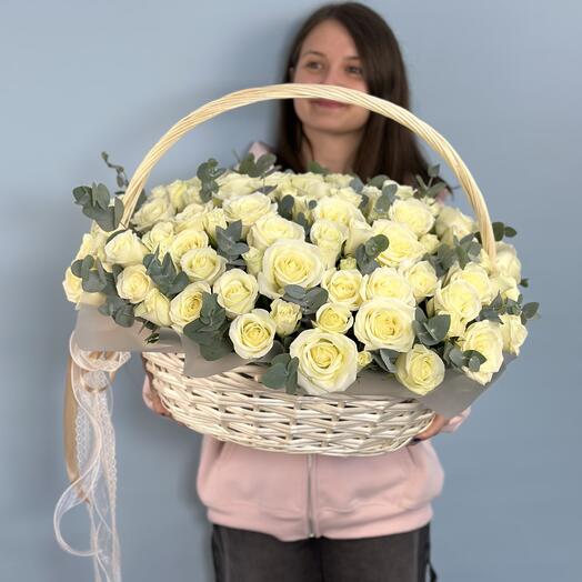 101 Белая Роза в корзине